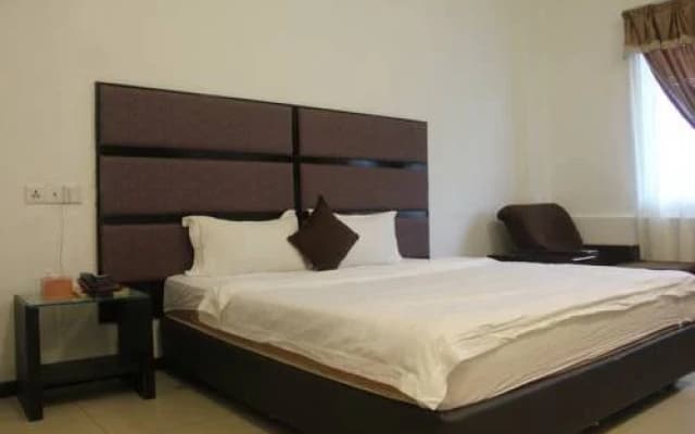 Kingston Executive Hotel - photo 2