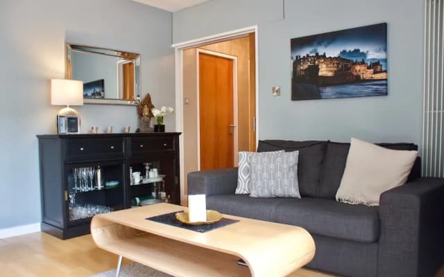 Royal Mile 2 Bedroom Apartment - photo 5