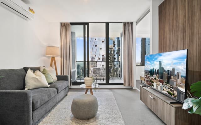 2-bed High-rise Apartment With Pool & Gym - photo 5