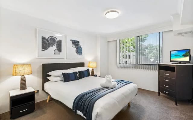 Poolside 2-bed Haven, Walk to City Centre - photo 4