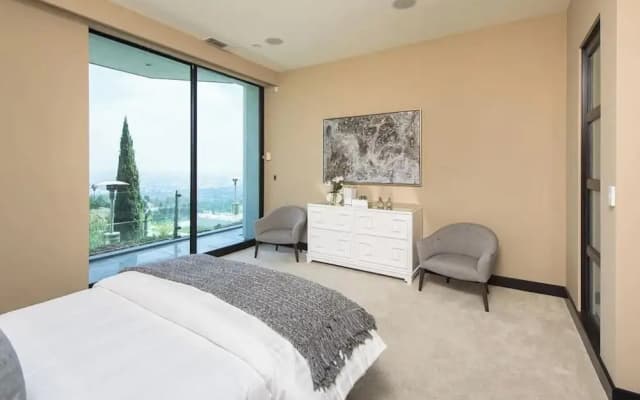 Beverly Crest: Ultra-private BH Retreat w/ Infinity Pool & Skyline Vistas - photo 3