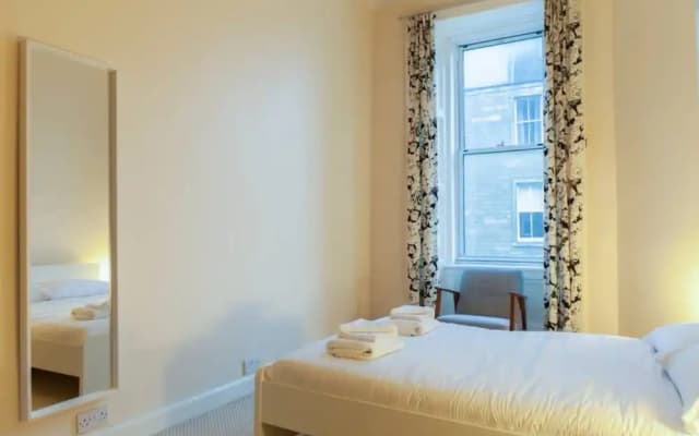 2 Bedroom Flat With Skyline Views - photo 2
