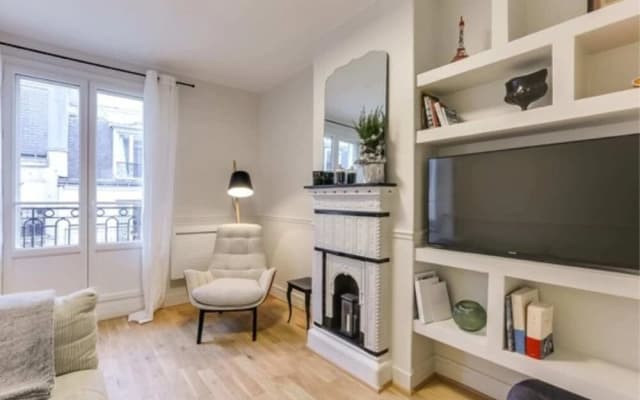 Chic Flat for 2 With Eiffel Tower Views - photo 2