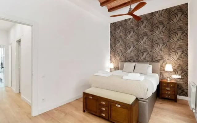Arc de Triomf Luxury Modern 2-Bedroom 2-Bathroom - photo 2