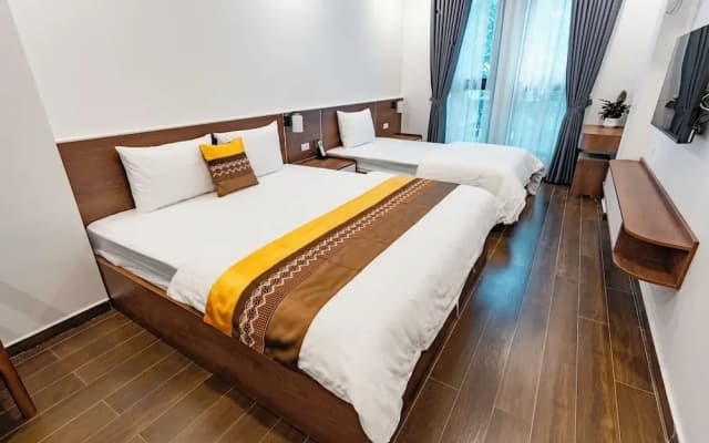 Golden Crown Hotel - photo 2