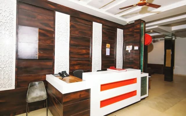 Hotel Lav Kush Deluxe - photo 2