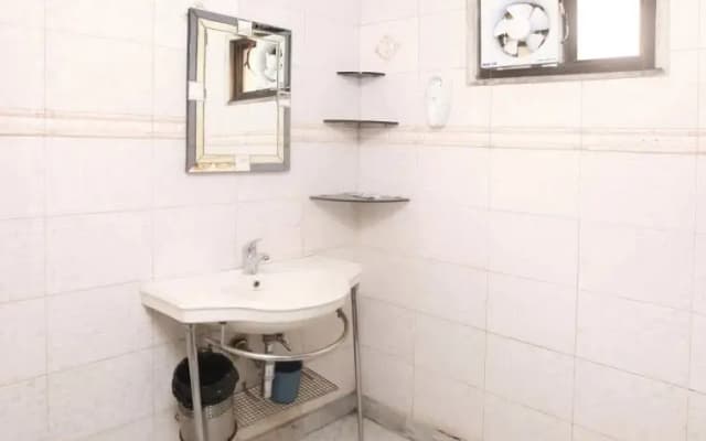 OYO Rooms Karol Bagh 8-41 - photo 2