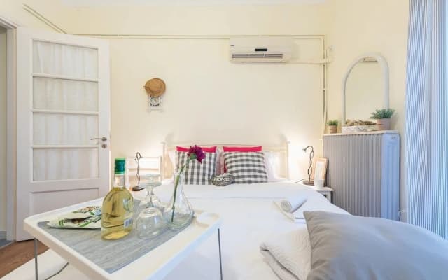 Stylish 1BR Retreat in Central Athens - photo 4