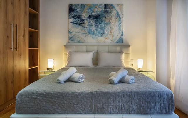 Elegant, spacious & minimalist aptm w/balcony - photo 2