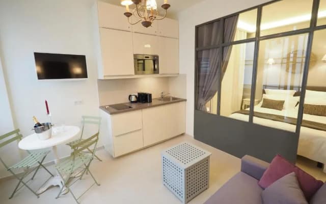 St Germain ChicSuites - photo 2