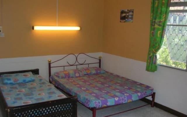 Borneo Beachouse Backpackers - photo 5