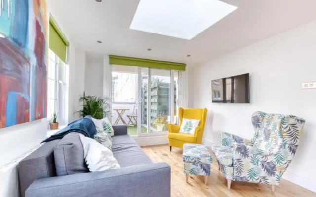 Central Bright 3 Bed Flat with Pool & Parking - photo 2