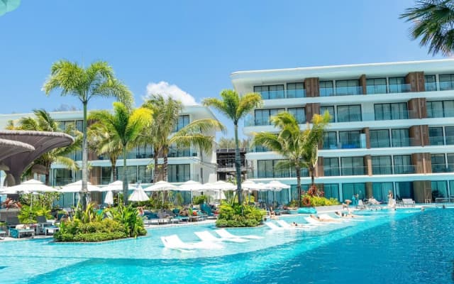 Unit 2303 Beachfront Pool-facing + Sea View - photo 2
