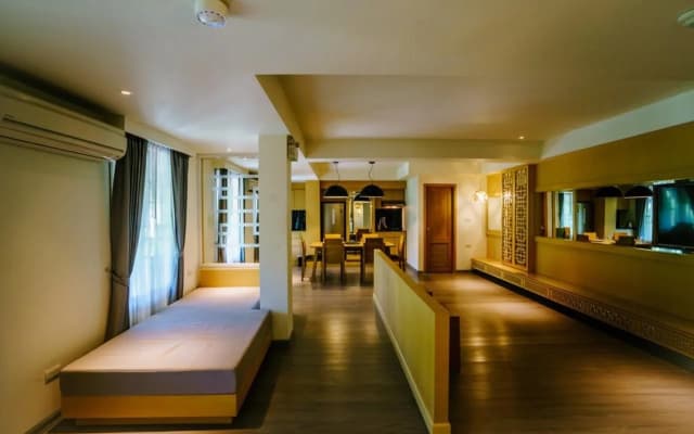 Moon Dragon Hotel - photo 2