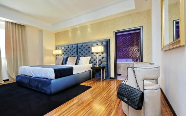 Spanish Diamond Luxury Suites & Jacuzzi - photo 5