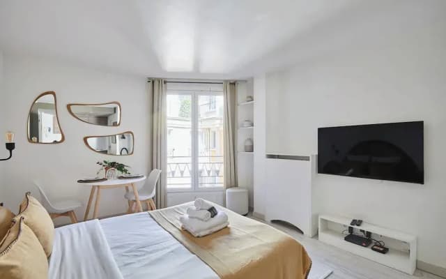 22 m2 Studio Located on the 6th Floor With Elevator: - 1 Bedroom With 140 cm Double bed - Television, Wifi - Equipped Kitchen - 1 Bathroom With Shower and 1 Toilet The Cleaning fee Includes - photo 3