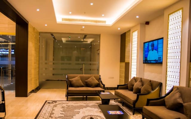 City Park Hotel Apartments - photo 2