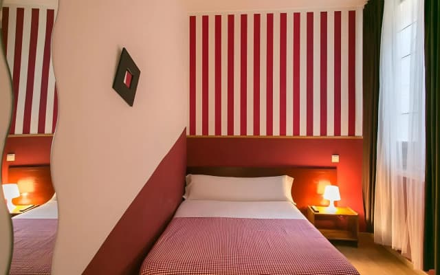 Hostal La Casa de la Plaza - photo 2