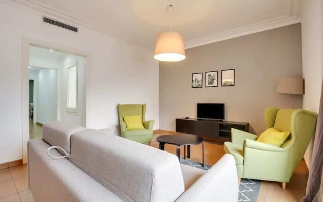 Cosy & Modern 4bdr in Central Eixample - photo 3