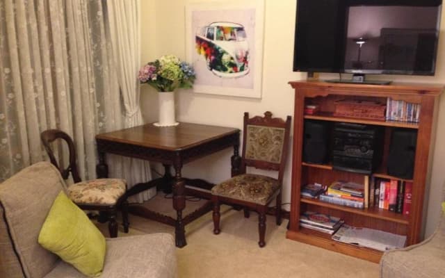 Mornington Cherry Blossom Bedsit - photo 4