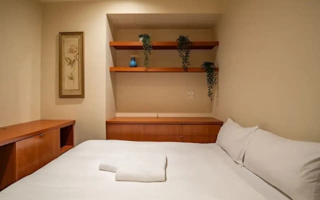 Elegant 4B 2B Unit in Melbourne CBD w/ Parking! - photo 3
