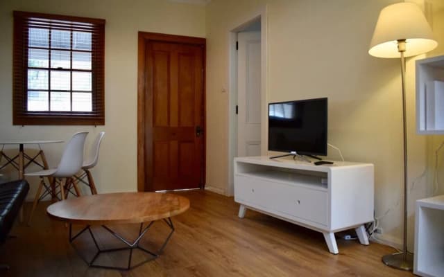 Stylish Cute Cottage in McMahons Point - photo 5
