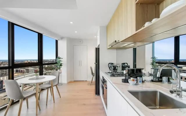 Stylish 1-bed With Pool Gym & Stunning Views - photo 5