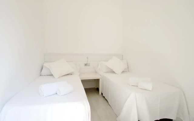 Hostal Express by gaiarooms - photo 4