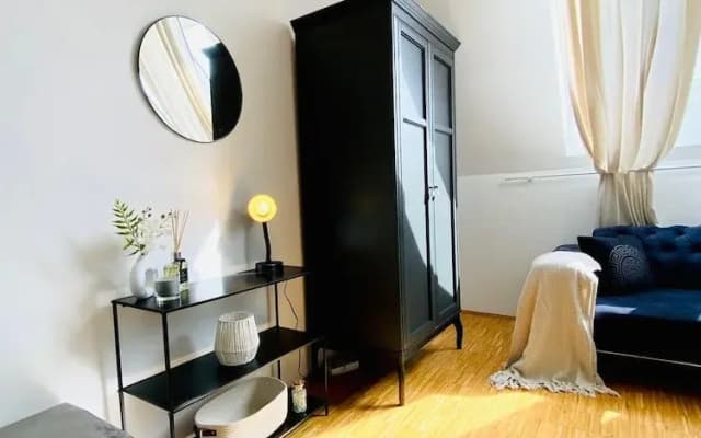 Comfy 3BR Apt With Living Room Balcony - photo 2