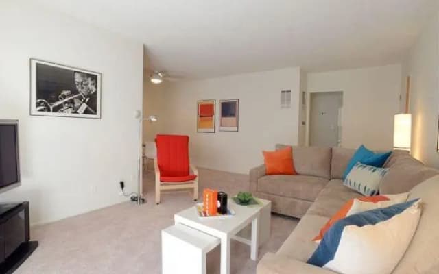 Beverly Center One Bedroom Apartment - photo 5