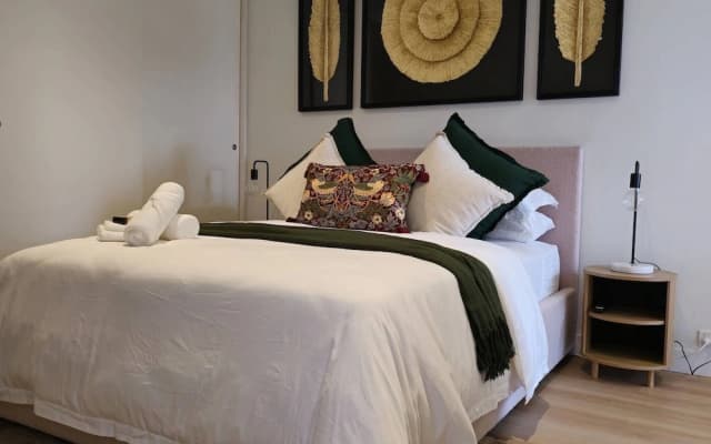 Deluxe 2BR apt Excellent Location Cityviews & Pool - photo 2