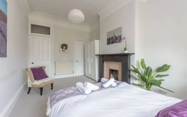 Modern 2 Bedroom Flat In Edinburgh City Centre - photo 3