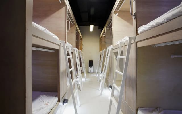WhyNot Backpackers Capsule Hostel - photo 4