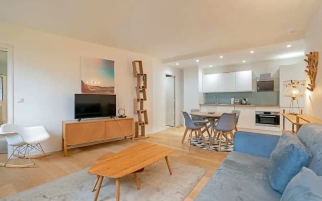 Bright 1-Bed Apartment, Perfectly Located in Paris - photo 2