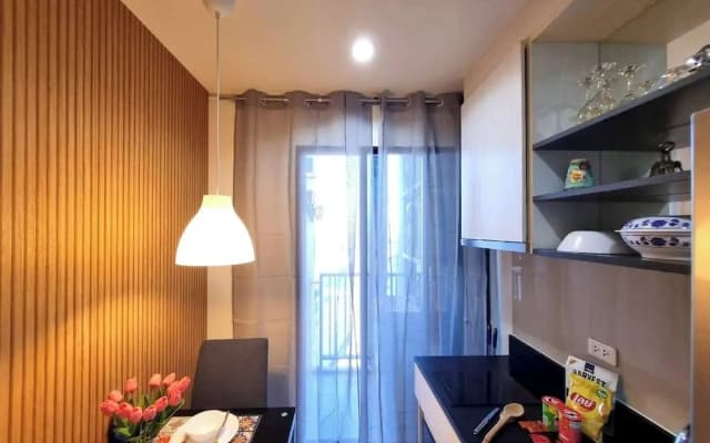 Octopus Suite on Highrise, Skytrain, Fast Wifi and AC - photo 4