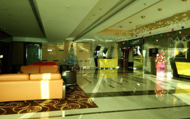 Greens Hotel & Suites - photo 2