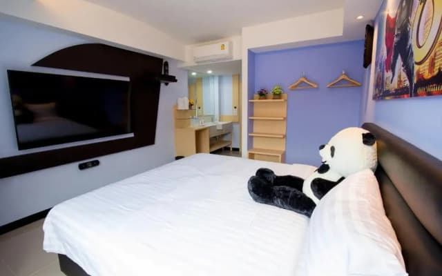 Lucky Panda Hotel - photo 2