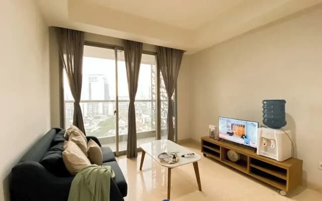 Cozy And Best Location 1Br Gold Coast Apartment - photo 2