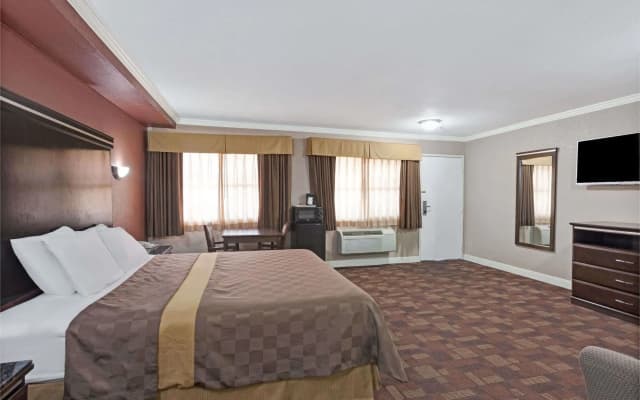 Travelodge By Wyndham Whittier - photo 4