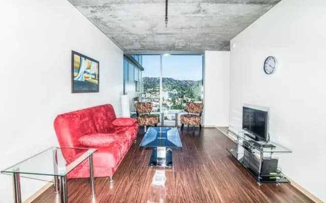 Hollywood Mirage Apartment - photo 5