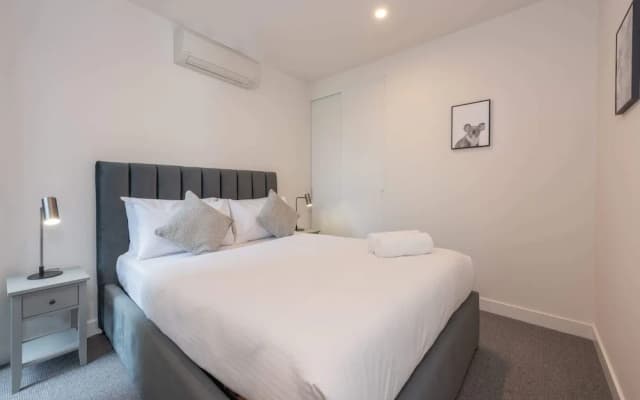 Modern 1 Bedroom Apartment in Brunswick East Near CBD - photo 2