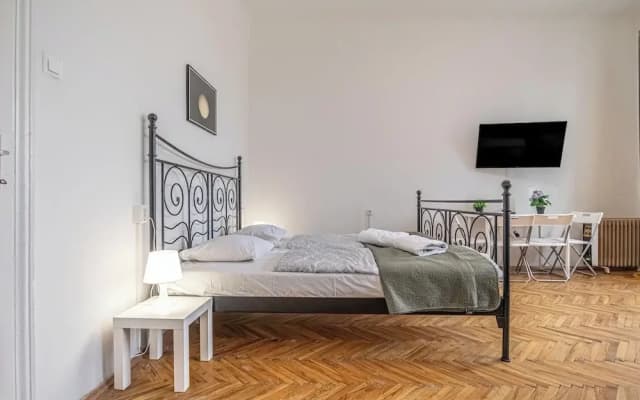 Bright 2BR Apartment Near Danube - photo 3