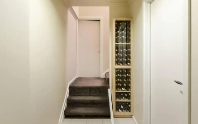 Upstairs Studio Apartment with street access - photo 2