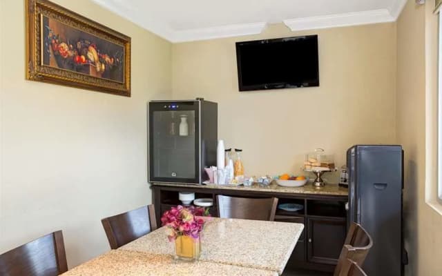 Sun And Surf Inn - photo 3
