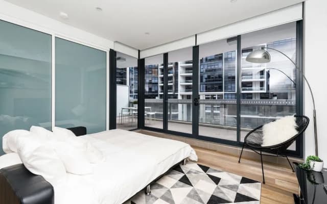 Chic CBD Pad + Pool + Gym + Sauna + Parking - photo 3