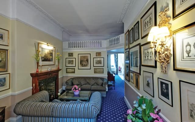 Grange Blooms Hotel - photo 2