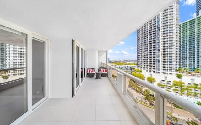 Spacious One Bedroom Centrally Located - photo 4
