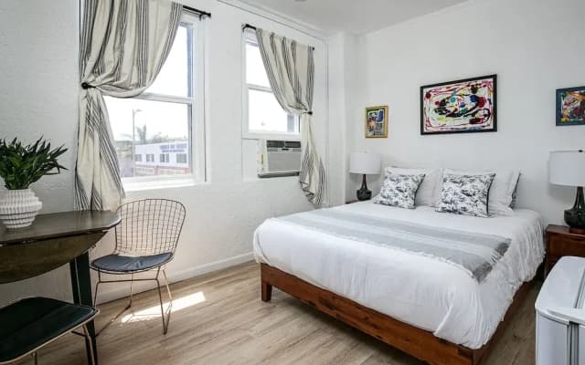 Beautiful Studio Near Hollywood! Sleeps 2! - photo 2