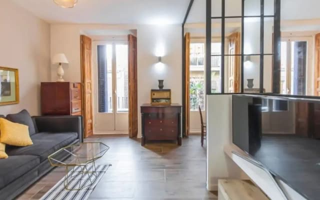 Bright & Compact One Bed Apartment in Malasaña - photo 3