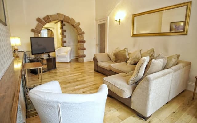 Spacious 2 Bedroom Flat, Leith Walk - photo 4